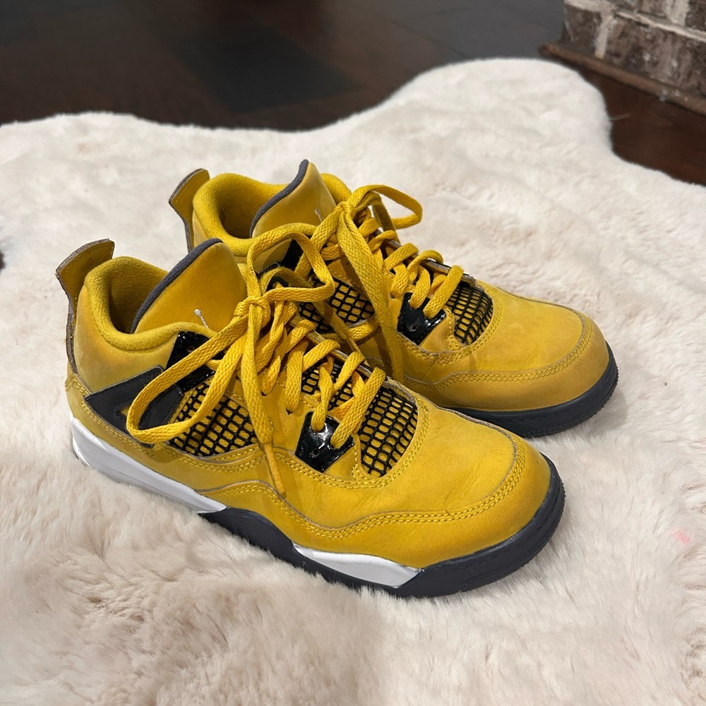 Jordan 4 retro lightening shoes size GS 3 boys